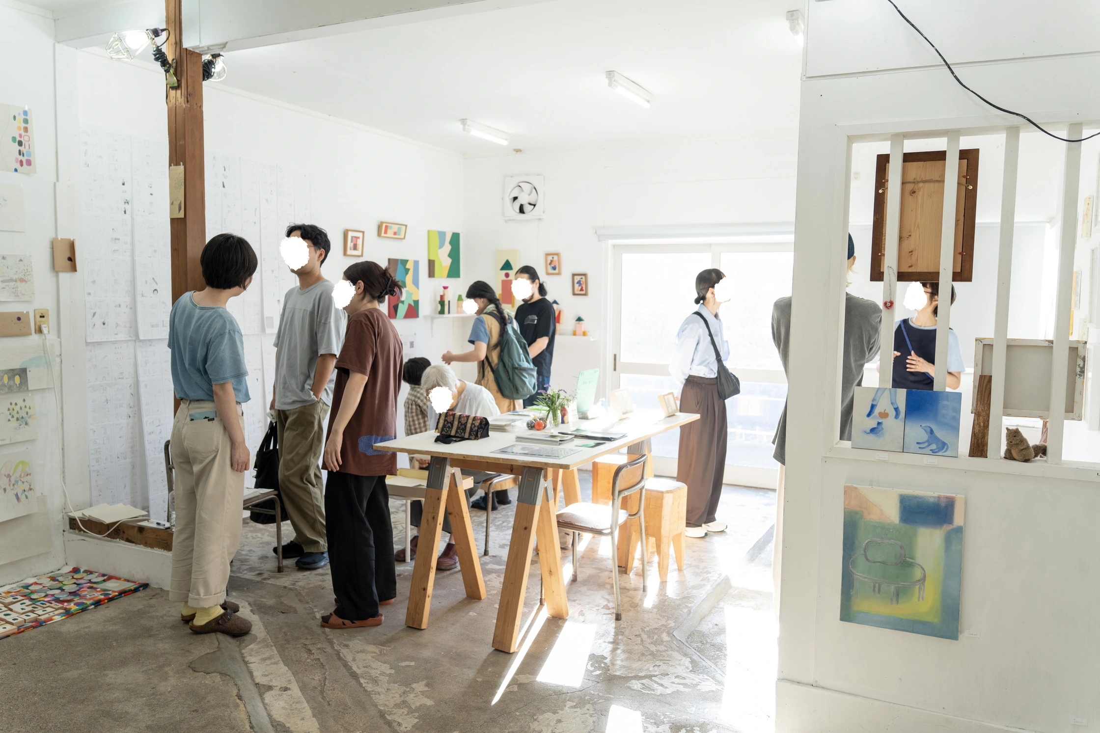 来場者が集まる白い展示室