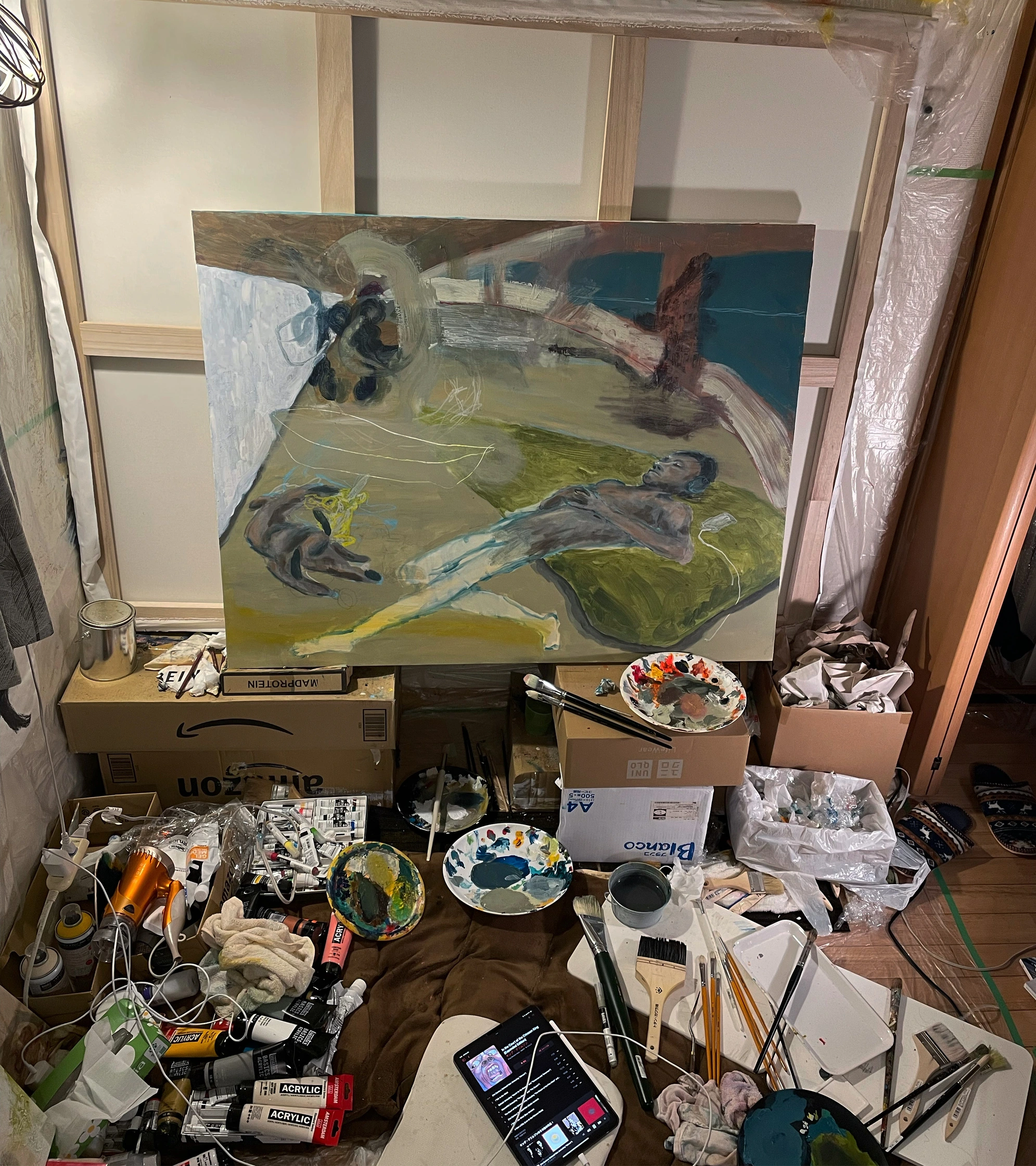 制作道具のある室内に置かれた大きな絵