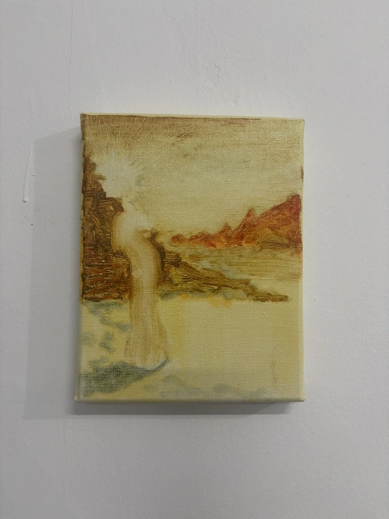 淡い黄色の風景に、立つ人の姿と赤い山並みを描いた作品